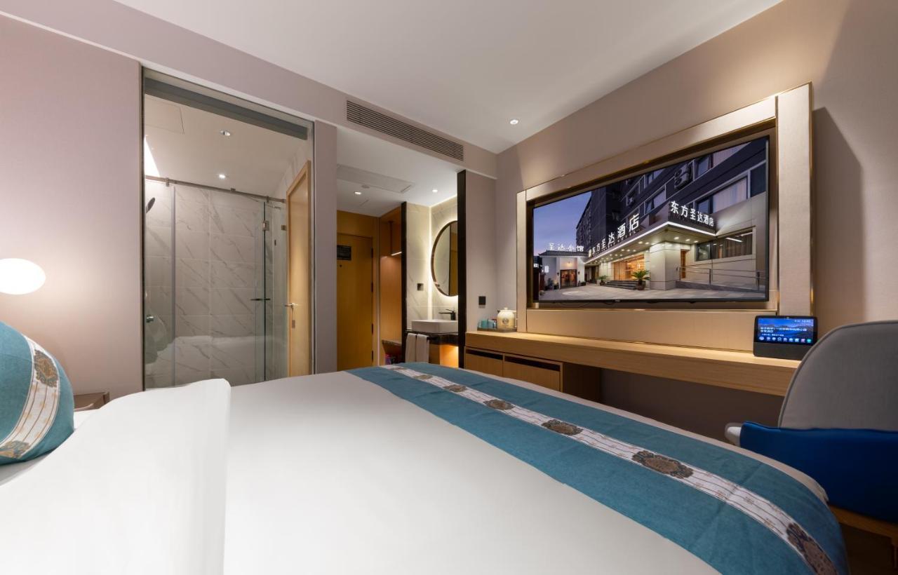 East Sacred Hotel--Very Near Beijing Tiananmen Square ,The Forbidden City,The Temple Of Heaven ,3 Minutes' Walk To Wangfujing Subway ,Located In The Center Of Beijing, Many Shopping Malls Around,Newly Renovated Hotel-Able To Receive Foreign Guests ภายนอก รูปภาพ Deluxe Room