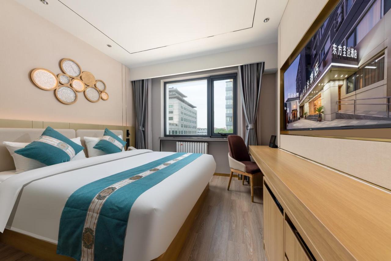 East Sacred Hotel--Very Near Beijing Tiananmen Square ,The Forbidden City,The Temple Of Heaven ,3 Minutes' Walk To Wangfujing Subway ,Located In The Center Of Beijing, Many Shopping Malls Around,Newly Renovated Hotel-Able To Receive Foreign Guests ภายนอก รูปภาพ A room at the hotel