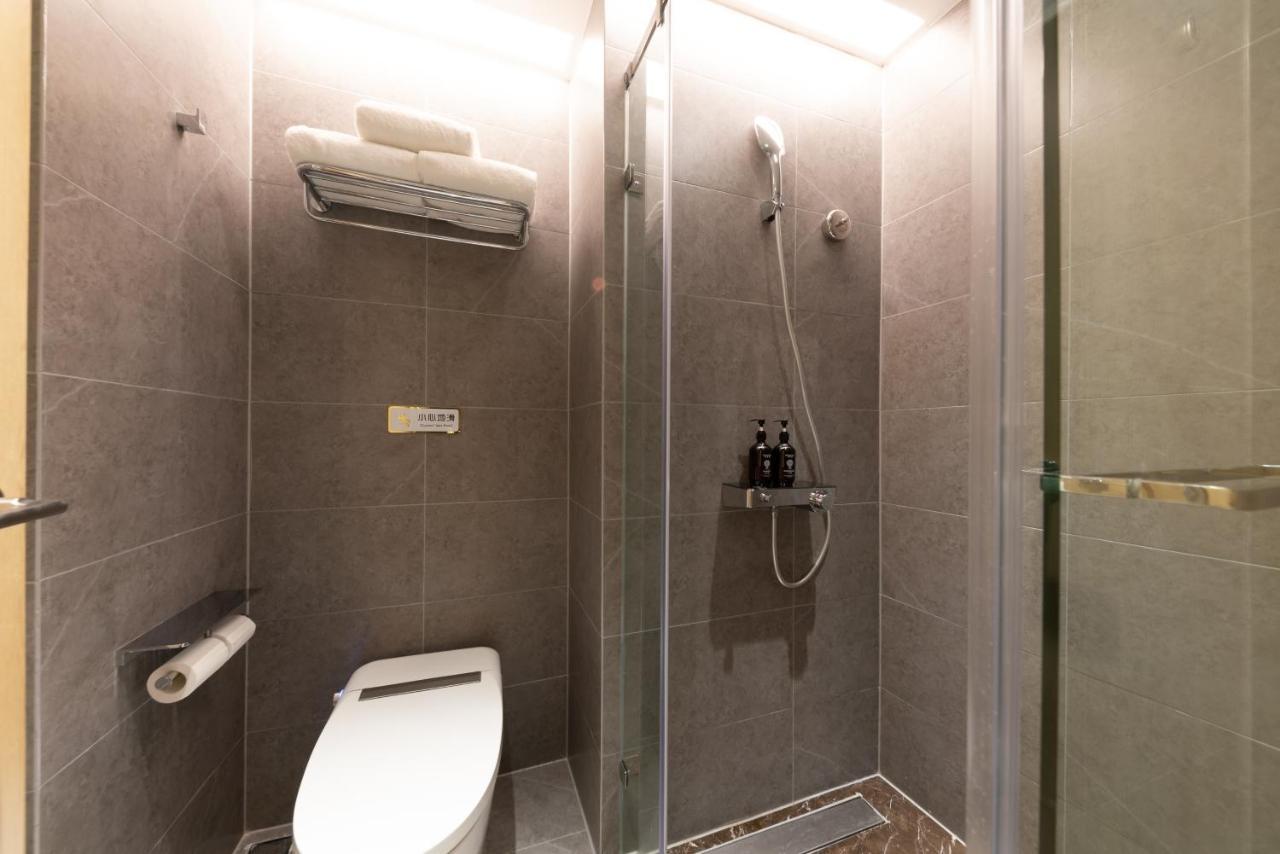 East Sacred Hotel--Very Near Beijing Tiananmen Square ,The Forbidden City,The Temple Of Heaven ,3 Minutes' Walk To Wangfujing Subway ,Located In The Center Of Beijing, Many Shopping Malls Around,Newly Renovated Hotel-Able To Receive Foreign Guests ภายนอก รูปภาพ A shower cubicle