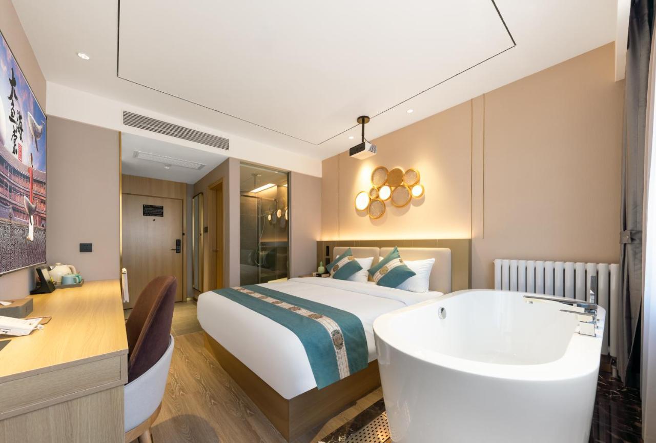East Sacred Hotel--Very Near Beijing Tiananmen Square ,The Forbidden City,The Temple Of Heaven ,3 Minutes' Walk To Wangfujing Subway ,Located In The Center Of Beijing, Many Shopping Malls Around,Newly Renovated Hotel-Able To Receive Foreign Guests ภายนอก รูปภาพ Deluxe Room