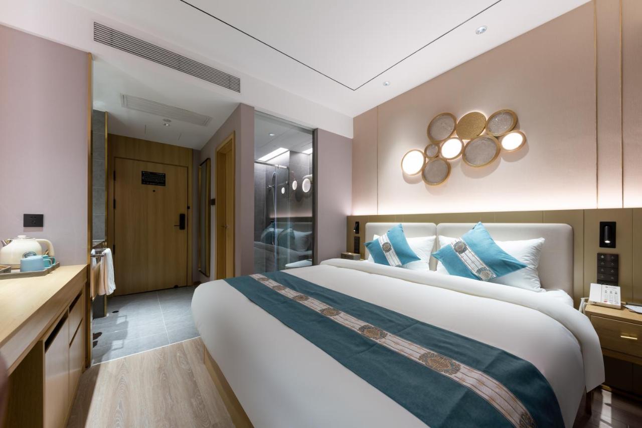 East Sacred Hotel--Very Near Beijing Tiananmen Square ,The Forbidden City,The Temple Of Heaven ,3 Minutes' Walk To Wangfujing Subway ,Located In The Center Of Beijing, Many Shopping Malls Around,Newly Renovated Hotel-Able To Receive Foreign Guests ภายนอก รูปภาพ A room at the hotel