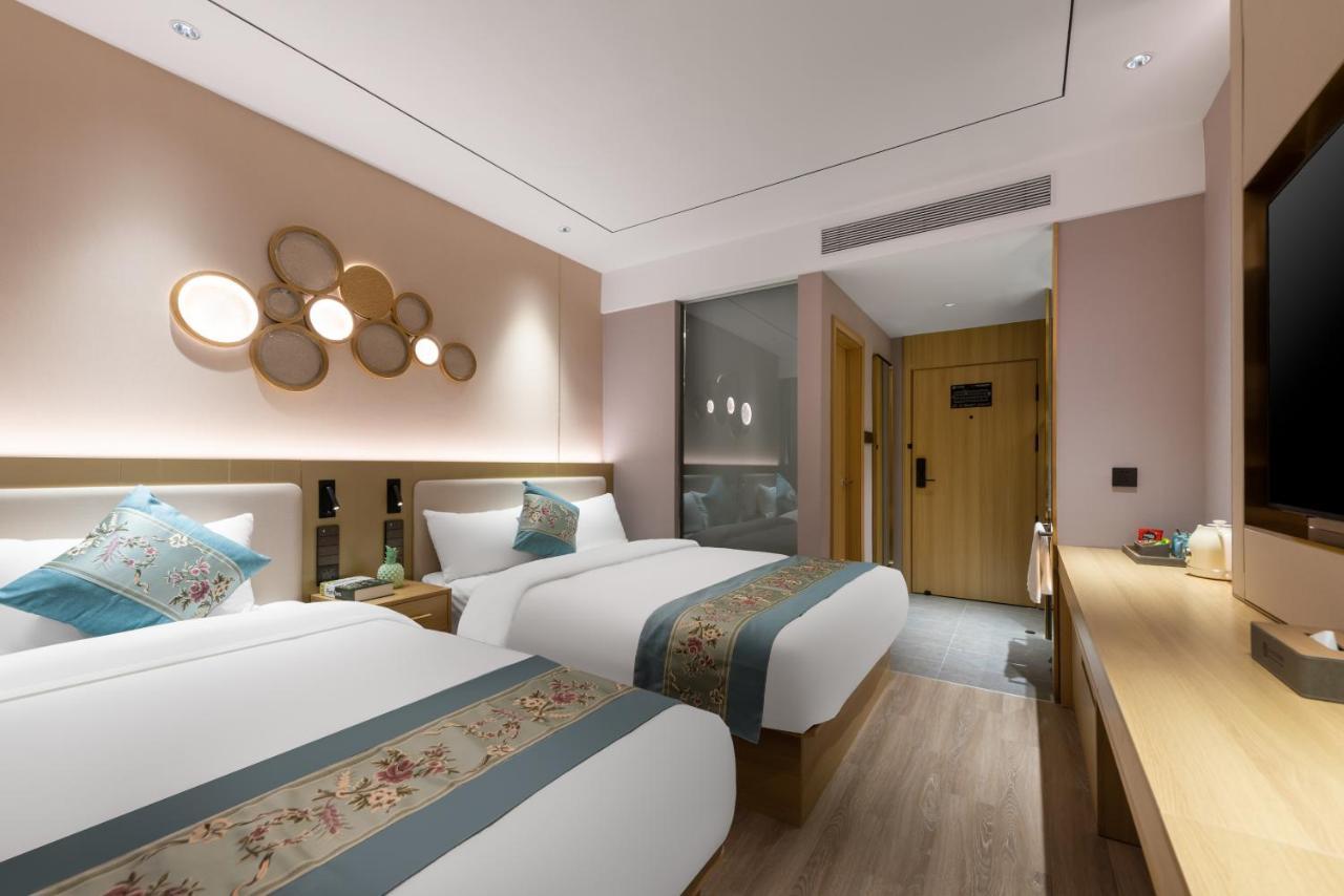 East Sacred Hotel--Very Near Beijing Tiananmen Square ,The Forbidden City,The Temple Of Heaven ,3 Minutes' Walk To Wangfujing Subway ,Located In The Center Of Beijing, Many Shopping Malls Around,Newly Renovated Hotel-Able To Receive Foreign Guests ภายนอก รูปภาพ Deluxe room