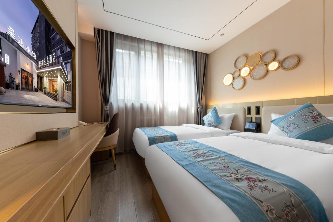 East Sacred Hotel--Very Near Beijing Tiananmen Square ,The Forbidden City,The Temple Of Heaven ,3 Minutes' Walk To Wangfujing Subway ,Located In The Center Of Beijing, Many Shopping Malls Around,Newly Renovated Hotel-Able To Receive Foreign Guests ภายนอก รูปภาพ Deluxe Room