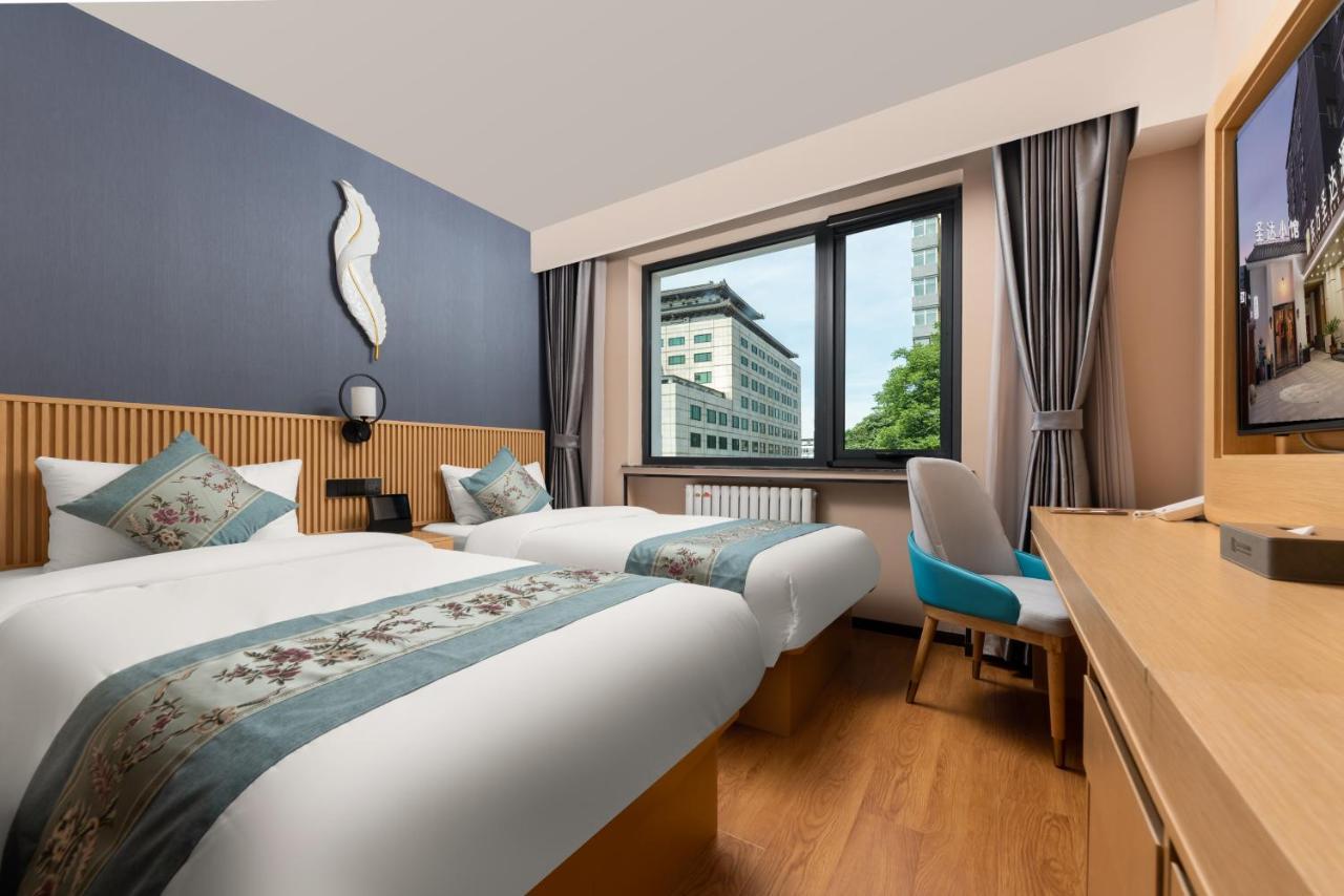 East Sacred Hotel--Very Near Beijing Tiananmen Square ,The Forbidden City,The Temple Of Heaven ,3 Minutes' Walk To Wangfujing Subway ,Located In The Center Of Beijing, Many Shopping Malls Around,Newly Renovated Hotel-Able To Receive Foreign Guests ภายนอก รูปภาพ