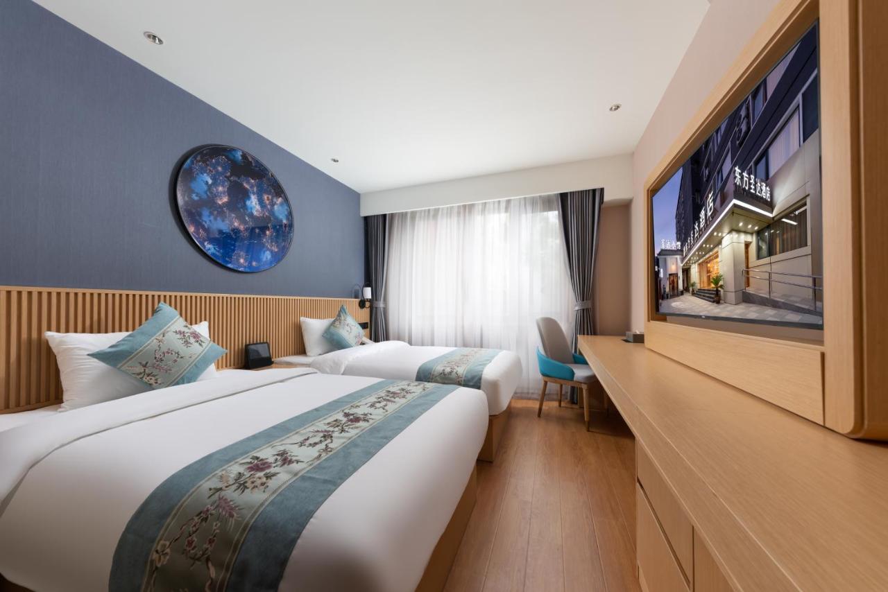 East Sacred Hotel--Very Near Beijing Tiananmen Square ,The Forbidden City,The Temple Of Heaven ,3 Minutes' Walk To Wangfujing Subway ,Located In The Center Of Beijing, Many Shopping Malls Around,Newly Renovated Hotel-Able To Receive Foreign Guests ภายนอก รูปภาพ Deluxe room
