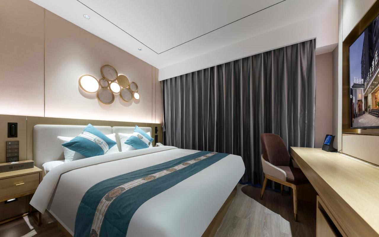 East Sacred Hotel--Very Near Beijing Tiananmen Square ,The Forbidden City,The Temple Of Heaven ,3 Minutes' Walk To Wangfujing Subway ,Located In The Center Of Beijing, Many Shopping Malls Around,Newly Renovated Hotel-Able To Receive Foreign Guests ภายนอก รูปภาพ A bedroom in the hotel