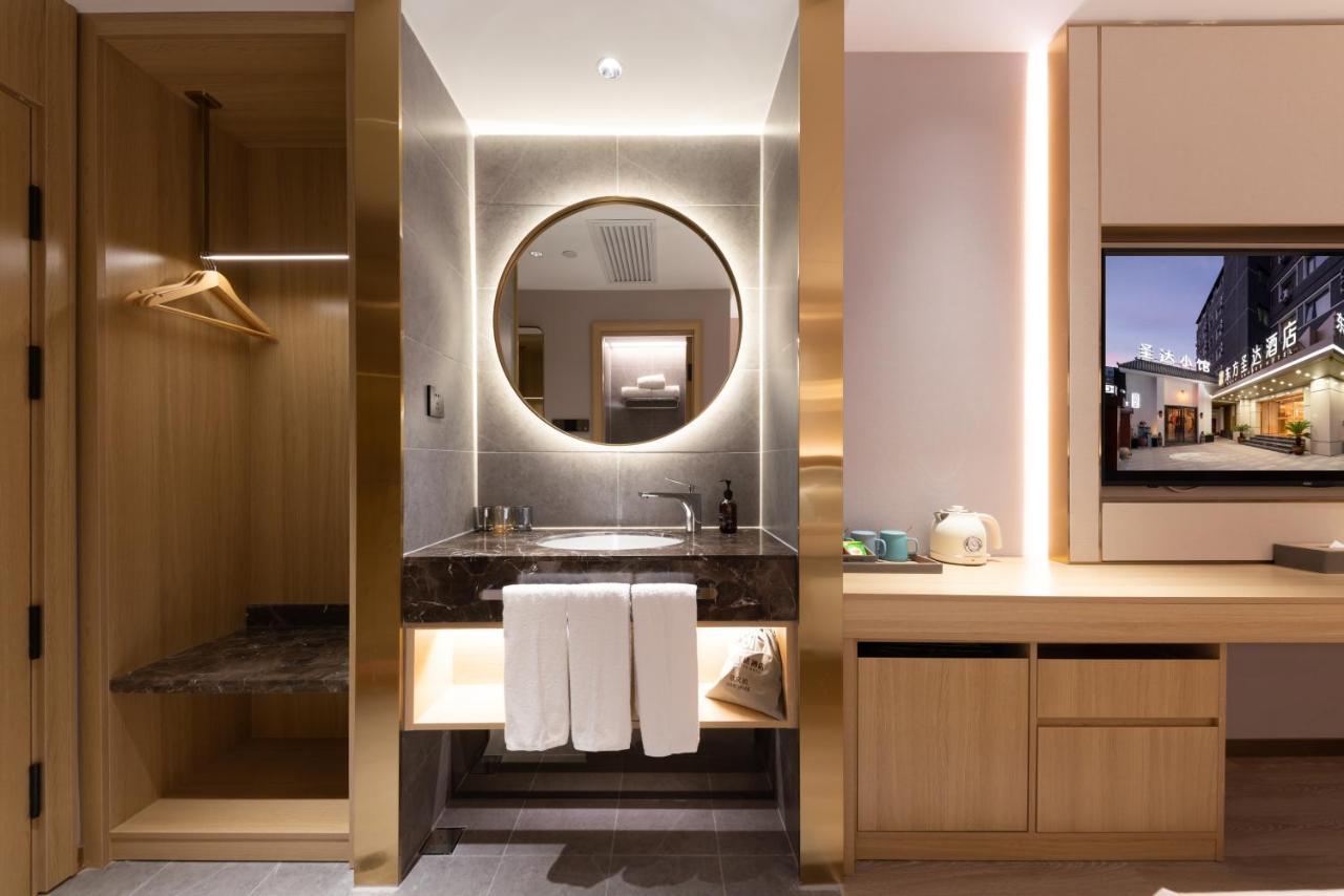 East Sacred Hotel--Very Near Beijing Tiananmen Square ,The Forbidden City,The Temple Of Heaven ,3 Minutes' Walk To Wangfujing Subway ,Located In The Center Of Beijing, Many Shopping Malls Around,Newly Renovated Hotel-Able To Receive Foreign Guests ภายนอก รูปภาพ Bathroom