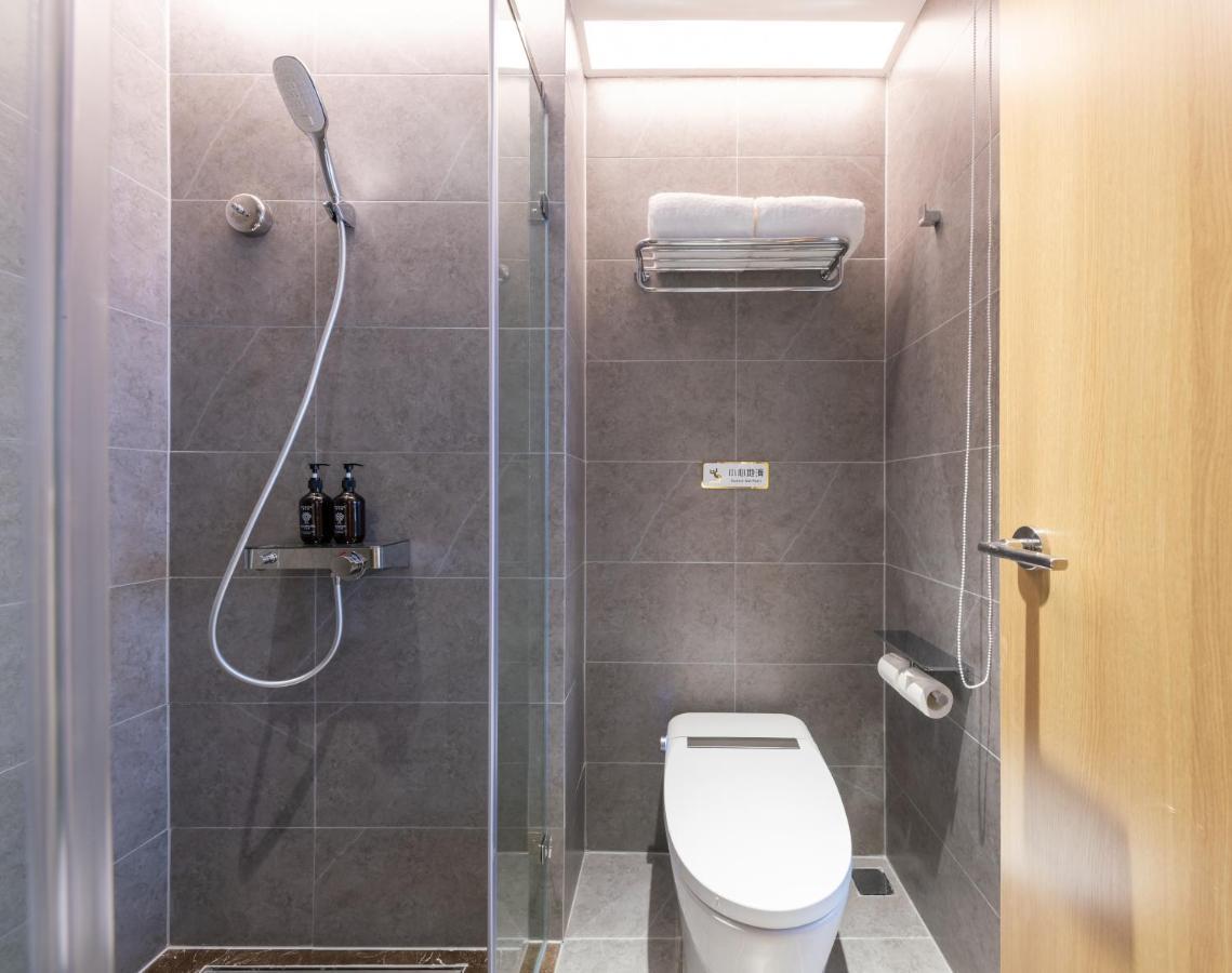 East Sacred Hotel--Very Near Beijing Tiananmen Square ,The Forbidden City,The Temple Of Heaven ,3 Minutes' Walk To Wangfujing Subway ,Located In The Center Of Beijing, Many Shopping Malls Around,Newly Renovated Hotel-Able To Receive Foreign Guests ภายนอก รูปภาพ A wet room in a hotel