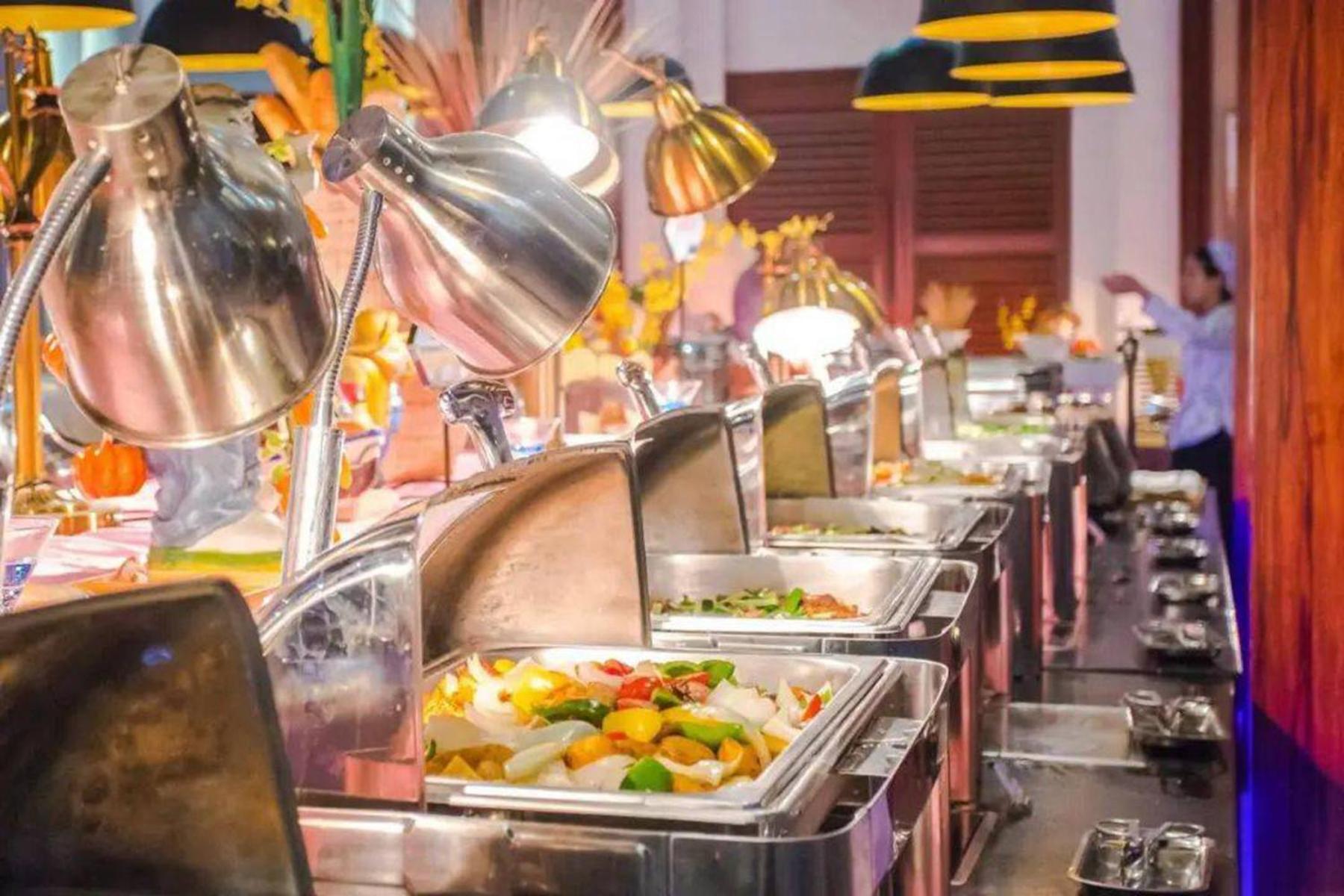 East Sacred Hotel--Very Near Beijing Tiananmen Square ,The Forbidden City,The Temple Of Heaven ,3 Minutes' Walk To Wangfujing Subway ,Located In The Center Of Beijing, Many Shopping Malls Around,Newly Renovated Hotel-Able To Receive Foreign Guests ภายนอก รูปภาพ A buffet at a restaurant