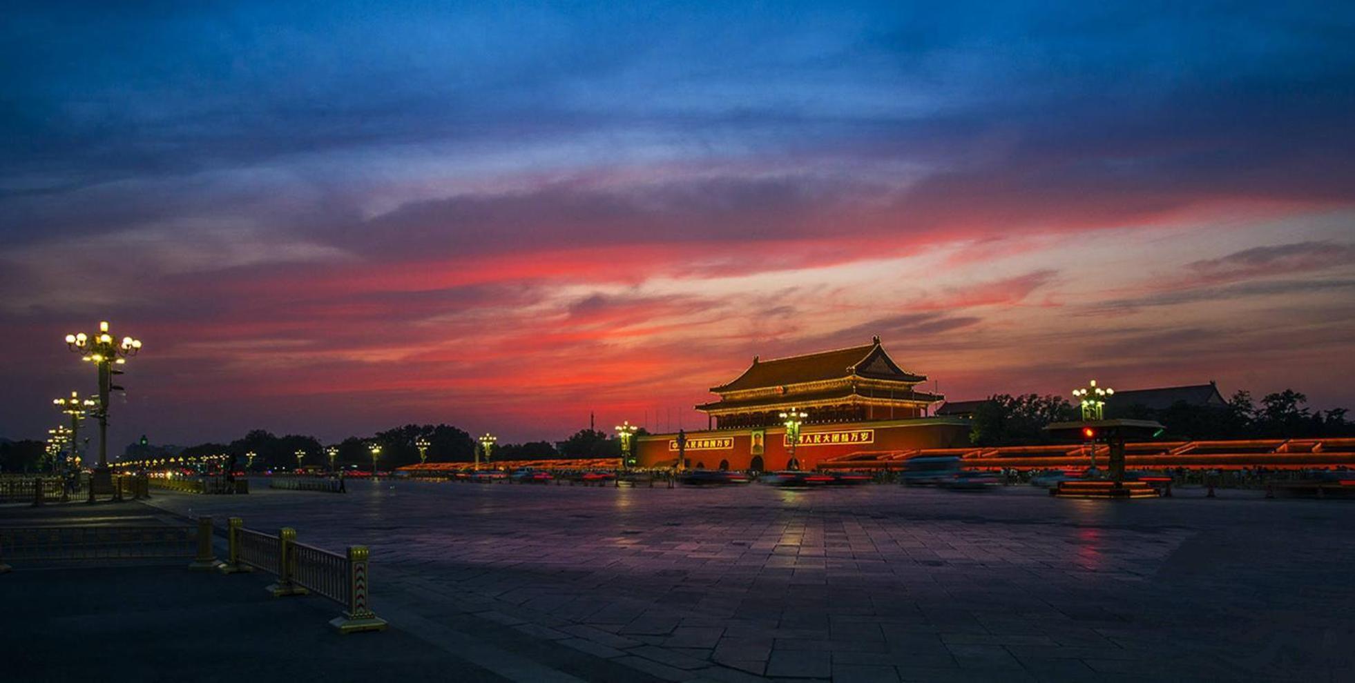 East Sacred Hotel--Very Near Beijing Tiananmen Square ,The Forbidden City,The Temple Of Heaven ,3 Minutes' Walk To Wangfujing Subway ,Located In The Center Of Beijing, Many Shopping Malls Around,Newly Renovated Hotel-Able To Receive Foreign Guests ภายนอก รูปภาพ The Forbidden City at sunset