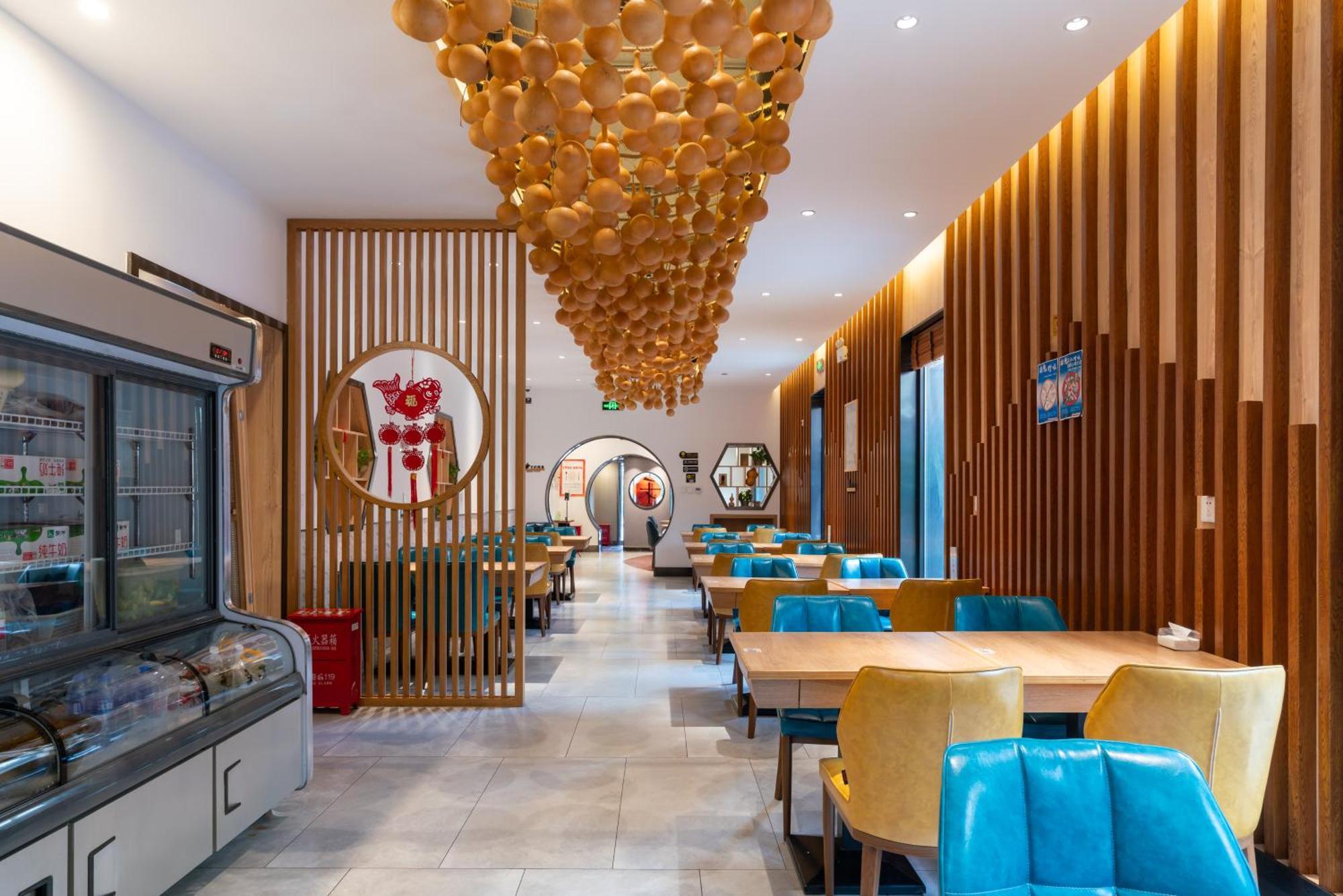 East Sacred Hotel--Very Near Beijing Tiananmen Square ,The Forbidden City,The Temple Of Heaven ,3 Minutes' Walk To Wangfujing Subway ,Located In The Center Of Beijing, Many Shopping Malls Around,Newly Renovated Hotel-Able To Receive Foreign Guests ภายนอก รูปภาพ Interior of a restaurant in China