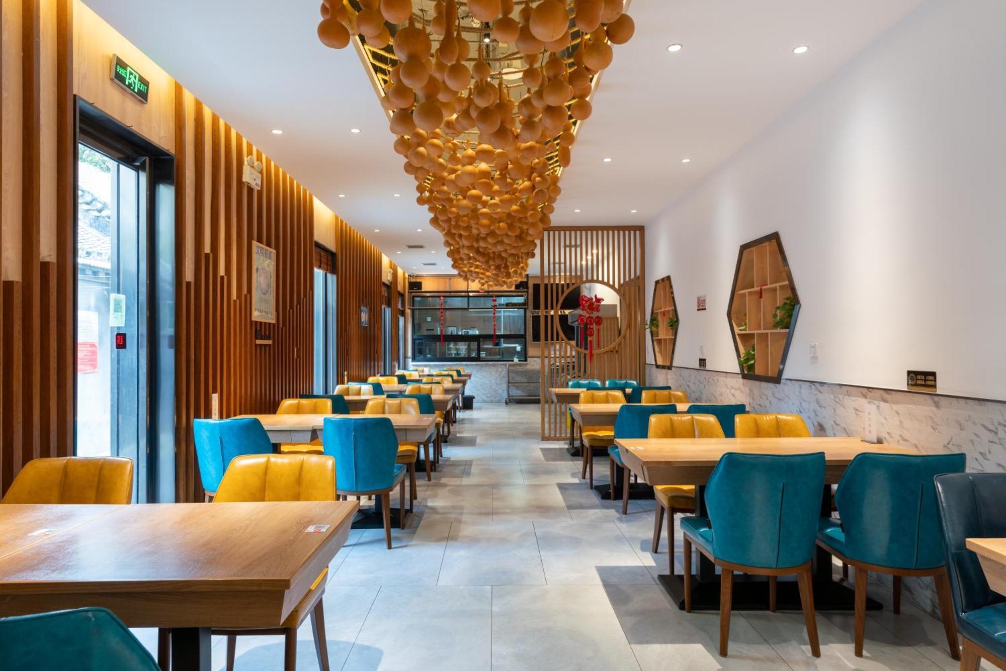 East Sacred Hotel--Very Near Beijing Tiananmen Square ,The Forbidden City,The Temple Of Heaven ,3 Minutes' Walk To Wangfujing Subway ,Located In The Center Of Beijing, Many Shopping Malls Around,Newly Renovated Hotel-Able To Receive Foreign Guests ภายนอก รูปภาพ Interior of a restaurant in Beijing