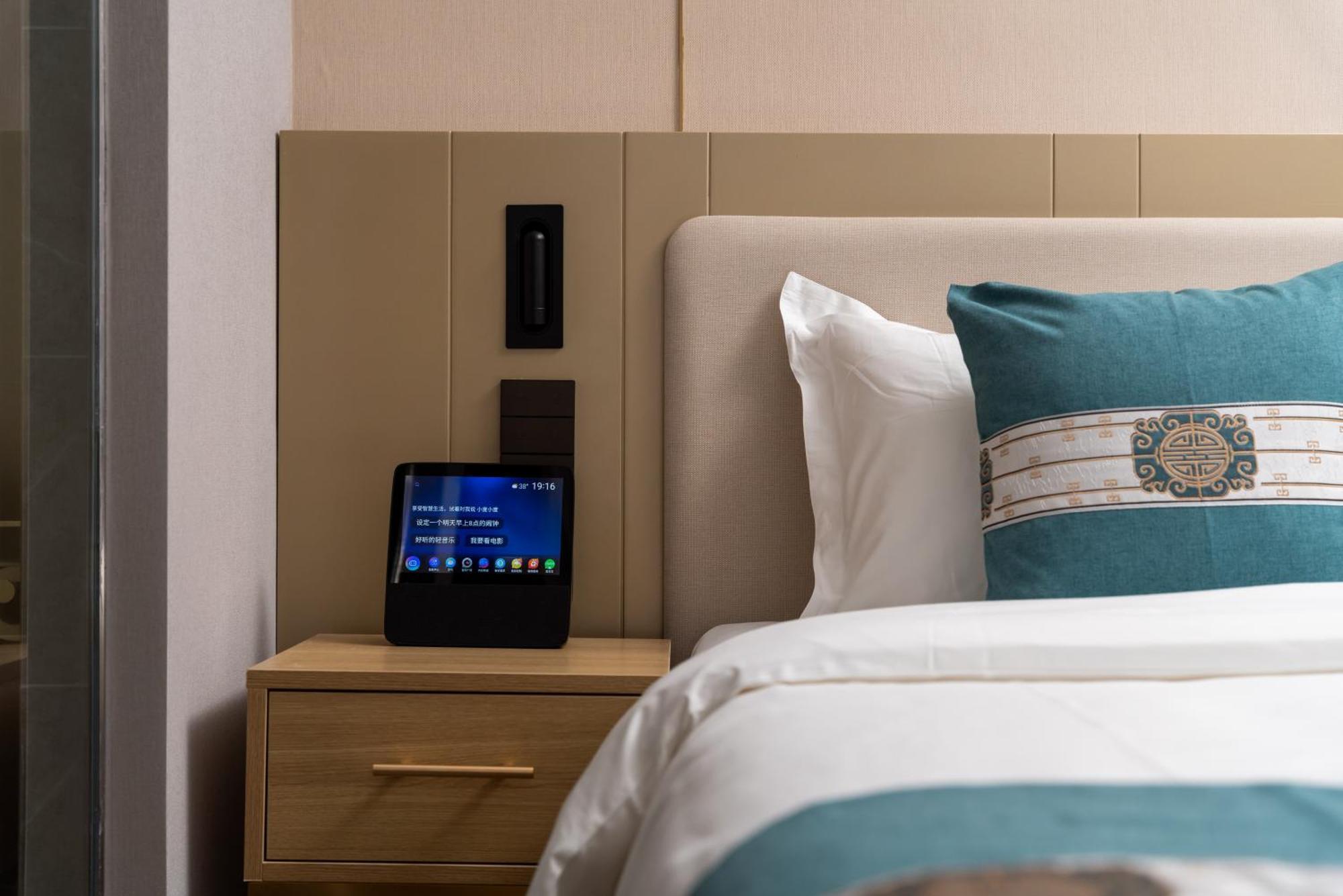 East Sacred Hotel--Very Near Beijing Tiananmen Square ,The Forbidden City,The Temple Of Heaven ,3 Minutes' Walk To Wangfujing Subway ,Located In The Center Of Beijing, Many Shopping Malls Around,Newly Renovated Hotel-Able To Receive Foreign Guests ภายนอก รูปภาพ A smart hotel room