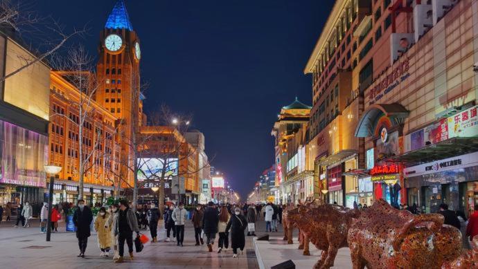 East Sacred Hotel--Very Near Beijing Tiananmen Square ,The Forbidden City,The Temple Of Heaven ,3 Minutes' Walk To Wangfujing Subway ,Located In The Center Of Beijing, Many Shopping Malls Around,Newly Renovated Hotel-Able To Receive Foreign Guests ภายนอก รูปภาพ The Bund at night