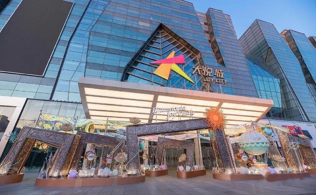 East Sacred Hotel--Very Near Beijing Tiananmen Square ,The Forbidden City,The Temple Of Heaven ,3 Minutes' Walk To Wangfujing Subway ,Located In The Center Of Beijing, Many Shopping Malls Around,Newly Renovated Hotel-Able To Receive Foreign Guests ภายนอก รูปภาพ Main entrance