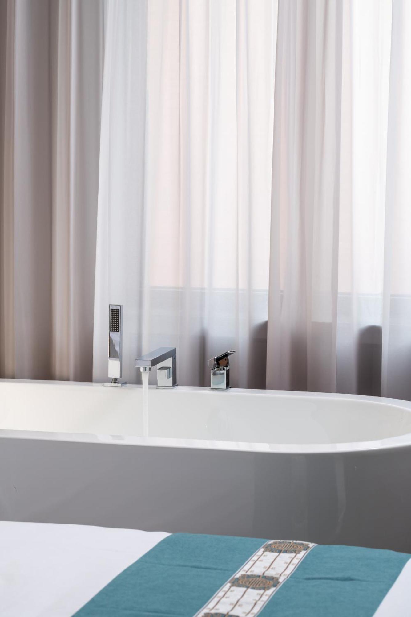 East Sacred Hotel--Very Near Beijing Tiananmen Square ,The Forbidden City,The Temple Of Heaven ,3 Minutes' Walk To Wangfujing Subway ,Located In The Center Of Beijing, Many Shopping Malls Around,Newly Renovated Hotel-Able To Receive Foreign Guests ภายนอก รูปภาพ A shower curtain