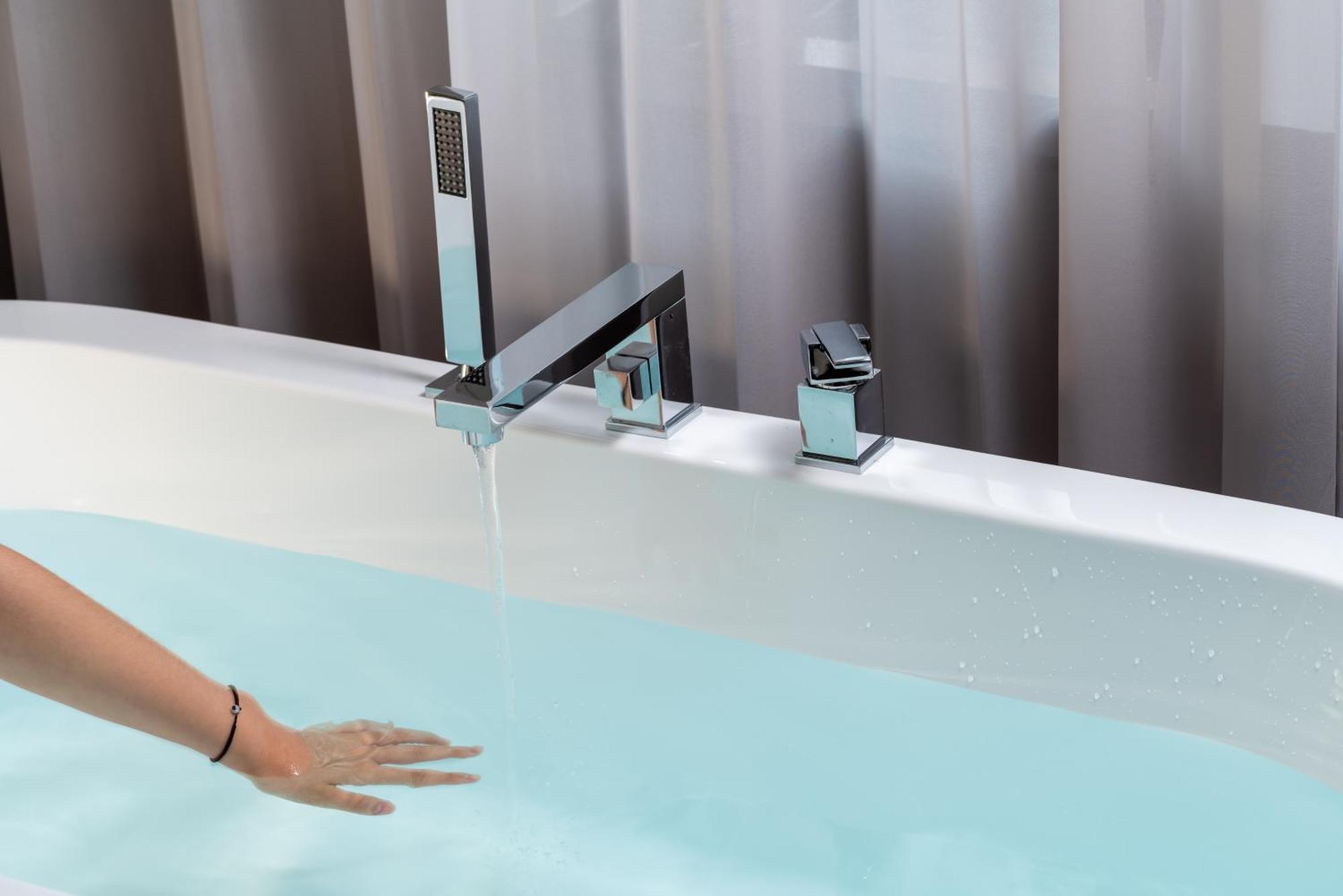 East Sacred Hotel--Very Near Beijing Tiananmen Square ,The Forbidden City,The Temple Of Heaven ,3 Minutes' Walk To Wangfujing Subway ,Located In The Center Of Beijing, Many Shopping Malls Around,Newly Renovated Hotel-Able To Receive Foreign Guests ภายนอก รูปภาพ A modern bathtub faucet
