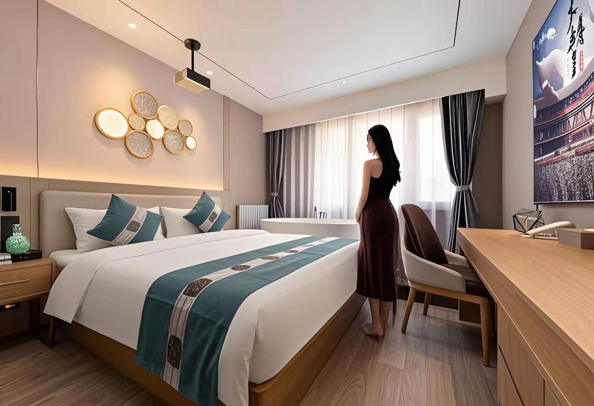 East Sacred Hotel--Very Near Beijing Tiananmen Square ,The Forbidden City,The Temple Of Heaven ,3 Minutes' Walk To Wangfujing Subway ,Located In The Center Of Beijing, Many Shopping Malls Around,Newly Renovated Hotel-Able To Receive Foreign Guests ภายนอก รูปภาพ A room at the hotel