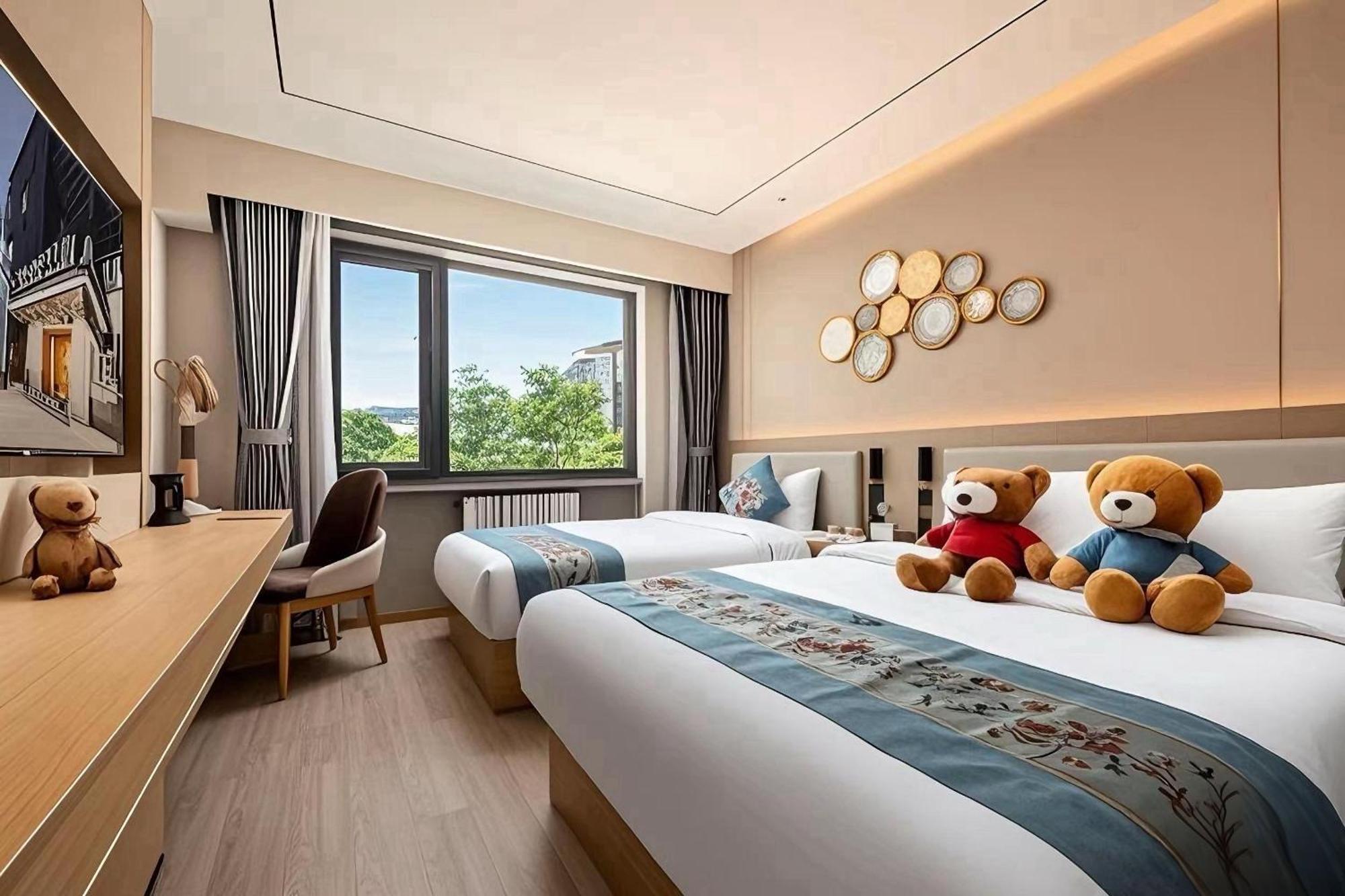 East Sacred Hotel--Very Near Beijing Tiananmen Square ,The Forbidden City,The Temple Of Heaven ,3 Minutes' Walk To Wangfujing Subway ,Located In The Center Of Beijing, Many Shopping Malls Around,Newly Renovated Hotel-Able To Receive Foreign Guests ภายนอก รูปภาพ Deluxe Room