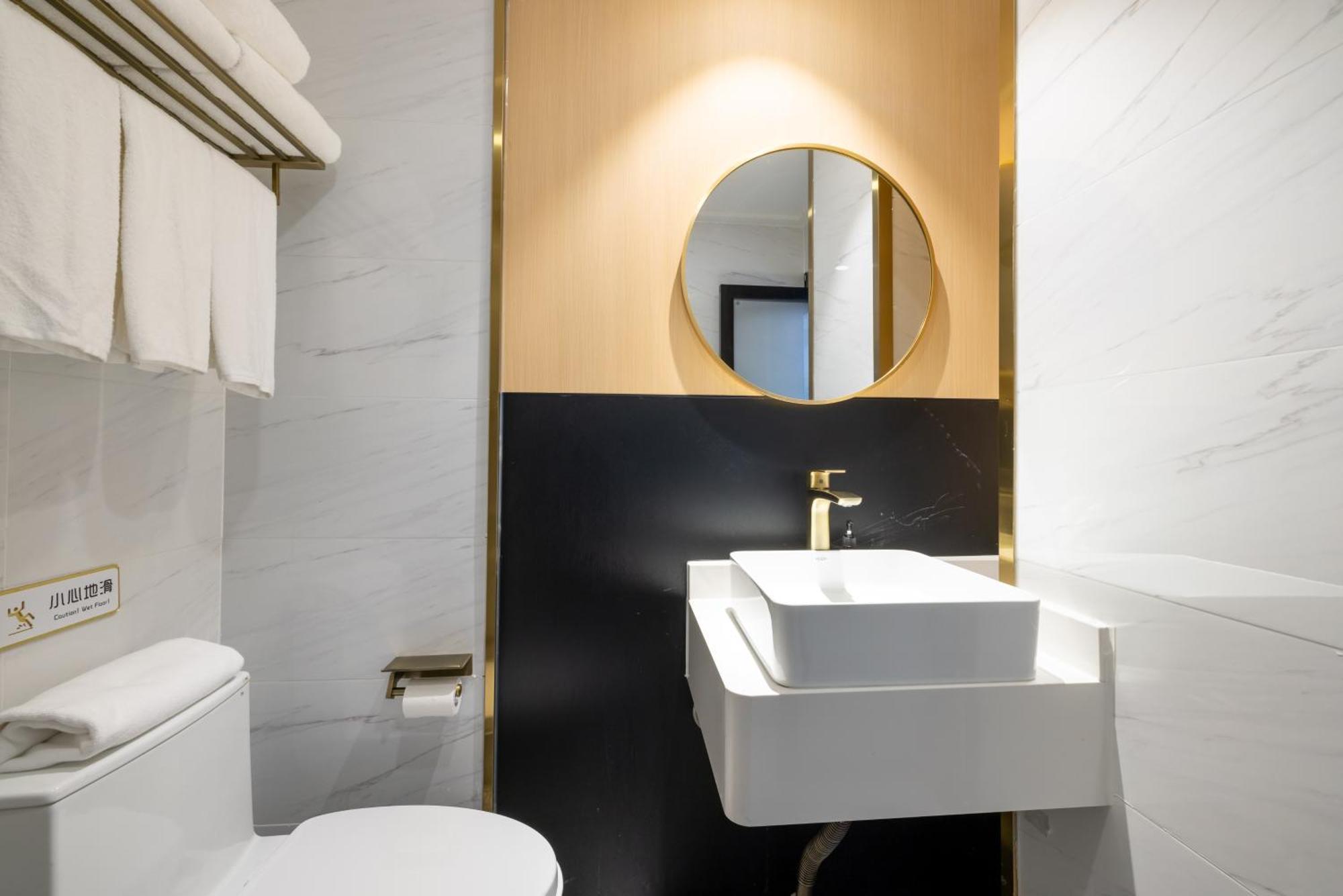 East Sacred Hotel--Very Near Beijing Tiananmen Square ,The Forbidden City,The Temple Of Heaven ,3 Minutes' Walk To Wangfujing Subway ,Located In The Center Of Beijing, Many Shopping Malls Around,Newly Renovated Hotel-Able To Receive Foreign Guests ภายนอก รูปภาพ